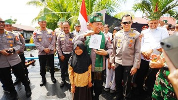 Momen Kapolri Diberi Hadiah Gambar oleh Siswi SD di Jembatan Merah Putih Presisi Riau