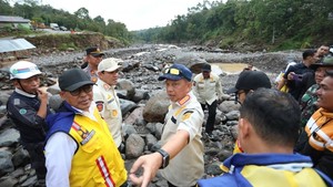 Tinjau Jembatan Enang-Enang, Tito Minta Papan Informasi Dipasang