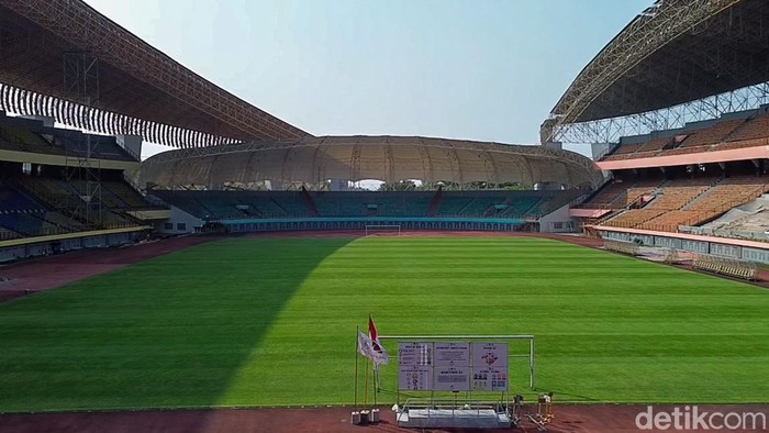 Renovasi Stadion Wibawa Mukti di Cikarang terus menunjukkan progres yang signifikan. Stadion kebanggaan masyarakat Kabupaten Bekasi itu kini tampil semakin siap menyambut kembali pertandingan sepak bola profesional dan mulai dilirik sejumlah klub sebagai calon kandang pada kompetisi Liga 1 musim 2026/2027.