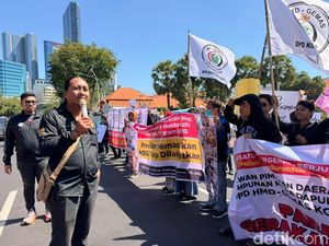 Massa Dukung MBG di Surabaya Protes Program Dihentikan Selama Liburan