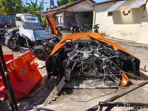 Detik-detik Ngeri McLaren Hantam Tiang hingga Terbelah di Sukoharjo
