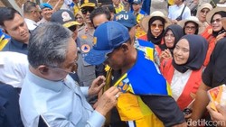 Menteri PU Hadiahi Rompinya ke Inisiator Perbaikan Jembatan Enang-Enang