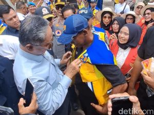 Menteri PU Hadiahi Rompinya ke Inisiator Perbaikan Jembatan Enang-Enang