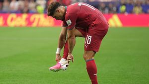 Bukan Tak Mampu Beli Baru, Ini Alasan Ada Sepatu dan Kaos Kaki Bolong di Piala Dunia