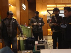Video Polisi Sita Duit Rp 67,2 M Usai Geledah Kafe deClan-Money Changer