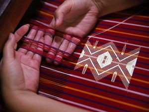 Video detikfinance Check: Ulos Senada dengan Tas Branded