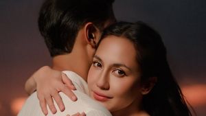Gaya Pevita Pearce & Suami Pemotretan di Pantai, Pasutri Pamer Kemesraan