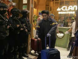 Polisi Sita 4 Koper hingga Brankas saat Geledah Kafe deClan
