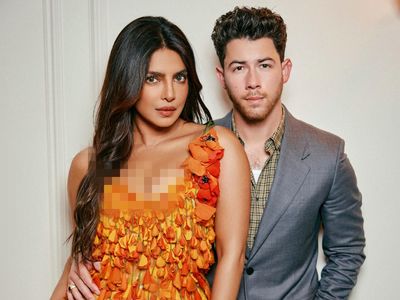 Potret Pasutri Priyanka Chopra-Nick Jonas Tampil Mesra di Fashion Show Dior