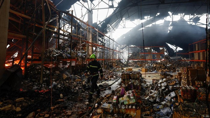 Rusia Bombardir Kyiv Ukraina A firefighter works at the site of food and drinks warehouses hit by an overnight Russian missile strike, amid Russia’s attack on Ukraine, in Kyiv, Ukraine July 8, 2026. REUTERS/Valentyn Ogirenko