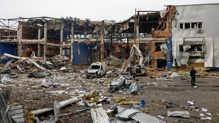 Rusia Bombardir Kyiv Ukraina A firefighter works at the site of food and drinks warehouses hit by an overnight Russian missile strike, amid Russia’s attack on Ukraine, in Kyiv, Ukraine July 8, 2026. REUTERS/Valentyn Ogirenko
