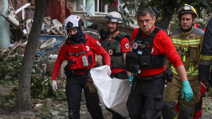 Rusia Bombardir Kyiv Ukraina Rescuers and Red Cross volunteers carry the body of a resident found under debris at the site of an apartment building, which was hit during Russian missile and drone strikes, amid Russias attack on Ukraine, in Kyiv, Ukraine, July 6, 2026. REUTERS/Oleksandr Ratushniak