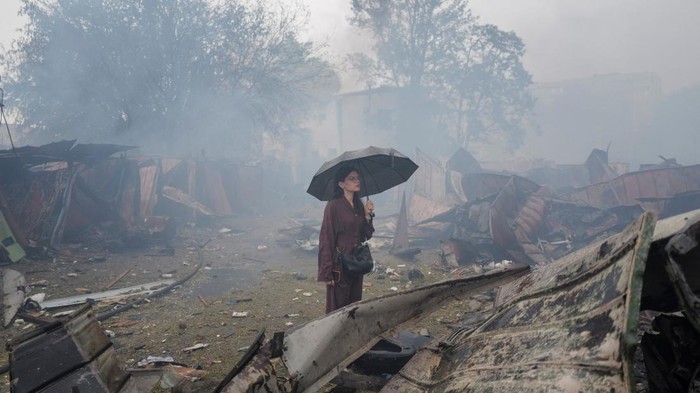 Rusia Bombardir Kyiv Ukraina A resident stands at a site of a Russian missile and drone strikes, amid Russia’s attack on Ukraine, on the outskirts of Kyiv, Ukraine July 6, 2026. REUTERS/Viacheslav Ratynskyi