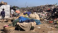 Pedagang Keluhkan Bau Busuk-Belatung Sampah di Pasar Gunungsari