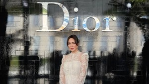 Gaya Klasik Shandy Aulia di Dior Haute Couture Paris, Pose Bareng Han So Hee