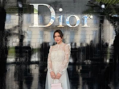 Gaya Klasik Shandy Aulia di Dior Haute Couture Paris, Pose Bareng Han So Hee