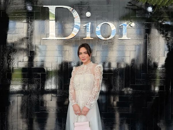 Gaya Klasik Shandy Aulia di Dior Haute Couture Paris, Pose Bareng Han So Hee