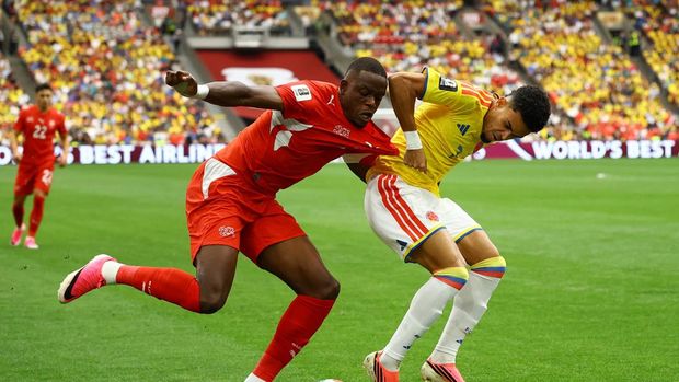 Soccer Football - FIFA World Cup 2026 - Round of 16 - Switzerland v Colombia - BC Place, Vancouver, Canada - July 7, 2026 Switzerland's Denis Zakaria in action with Colombia's Luis Diaz REUTERS/Albert Gea