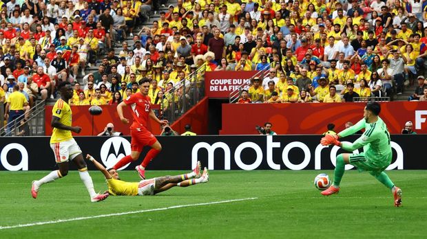 Soccer Football - FIFA World Cup 2026 - Round of 16 - Switzerland v Colombia - BC Place, Vancouver, Canada - July 7, 2026 Colombia's Camilo Vargas in action as he saves a shot from Switzerland's Fabian Rieder REUTERS/Albert Gea
