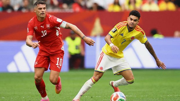 Soccer Football - FIFA World Cup 2026 - Round of 16 - Switzerland v Colombia - BC Place, Vancouver, Canada - July 7, 2026 Colombia's Luis Diaz in action with Switzerland's Granit Xhaka REUTERS/Agustin Marcarian