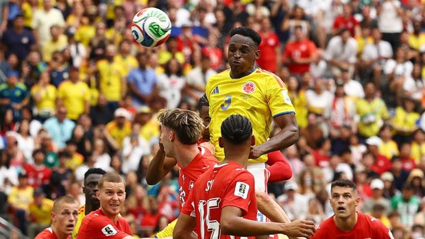 Swiss vs Kolombia Soccer Football - FIFA World Cup 2026 - Round of 16 - Switzerland v Colombia - BC Place, Vancouver, Canada - July 7, 2026 Colombia's Jhon Lucumi heads at goal REUTERS/Agustin Marcarian
