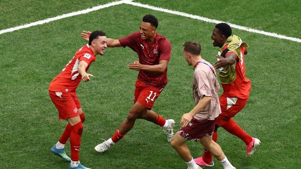 Soccer Football - FIFA World Cup 2026 - Round of 16 - Switzerland v Colombia - BC Place, Vancouver, Canada - July 7, 2026 Switzerland's Ruben Vargas celebrates with teammates after scoring a penalty during the penalty shootout to win the match as Switzerland qualify for the quarter finals of the World Cup REUTERS/Lee Smith