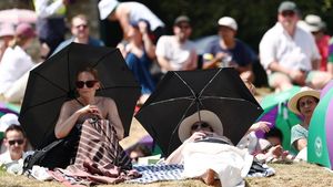 The Hill Dipenuhi Payung, Terik Matahari Tak Halangi Antusias Penonton Wimbledon