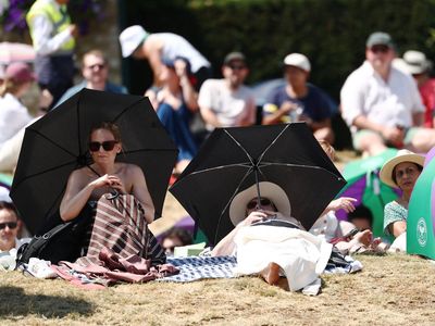 The Hill Dipenuhi Payung, Terik Matahari Tak Halangi Antusias Penonton Wimbledon