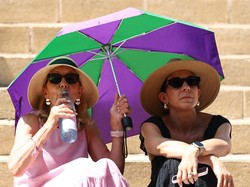 Cuaca Lagi Panas-panasnya, Bagaimana Pilih Pakaian yang Cocok Menurut Sains?