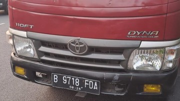 Truk Mogok di Depan Polda Metro Jaya, Masih Diderek Petugas