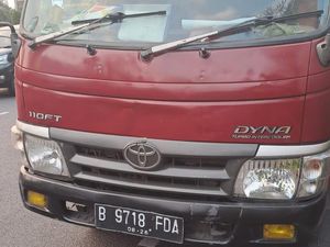 Truk Mogok di Depan Polda Metro Jaya, Masih Diderek Petugas