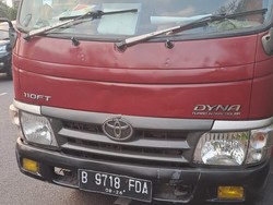 Truk Mogok di Depan Polda Metro Jaya, Masih Diderek Petugas
