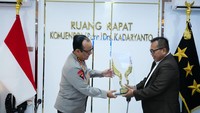 Wakapolri Raih Penghargaan The Visionary Leader of National Security dari Unissula