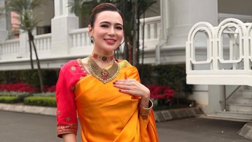 Wika Salim Berkain Sari Oranye