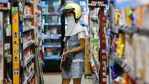 Warga Berburu Bahan Pangan Antisipasi Taifun Bavi Taiwan
