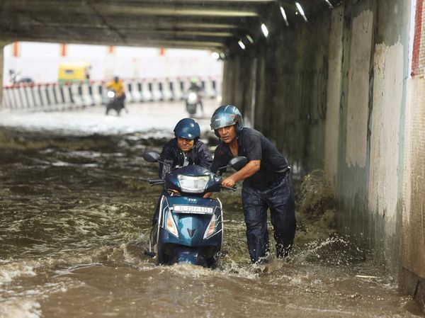 Cuaca Ekstrem Picu Banjir dan Pohon Tumbang di New Delhi India