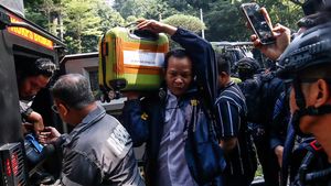 Koper Isi 74 Kg Emas Hasil Geledah Rumah Sentul Tiba di Polda Metro