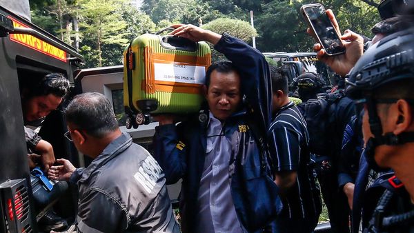Koper Isi 74 Kg Emas Hasil Geledah Rumah Sentul Tiba di Polda Metro