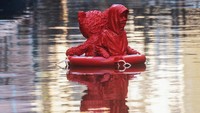 Bikin Heboh, Karya Seni Tanpa Izin James Colomina Mengapung di Sungai Venesia