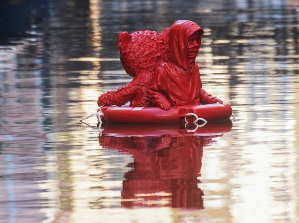 Bikin Heboh, Karya Seni Tanpa Izin James Colomina Mengapung di Sungai Venesia
