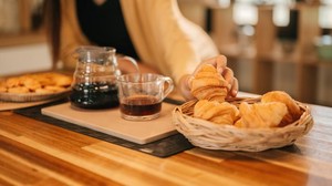 Bukan Kebetulan, Ini Alasan Croissant Cocok Banget Dipadukan dengan Kopi