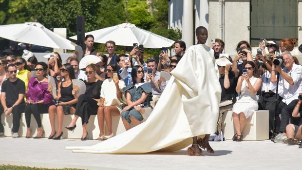 Debut Couture Pierpaolo Piccioli yang Mendefinisikan Ulang Balenciaga Debut Couture Pierpaolo Piccioli yang Mendefinisikan Ulang Balenciaga