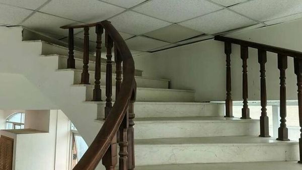 Foto: Deretan Tangga Paling Absurd, Ada yang Ujungnya Tembok