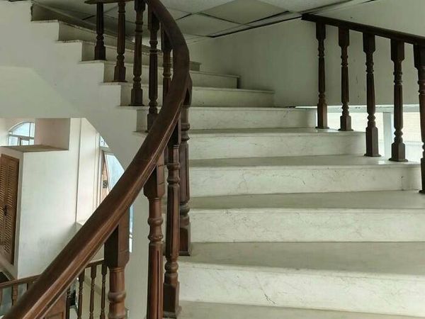 Foto: Deretan Tangga Paling Absurd, Ada yang Ujungnya Tembok