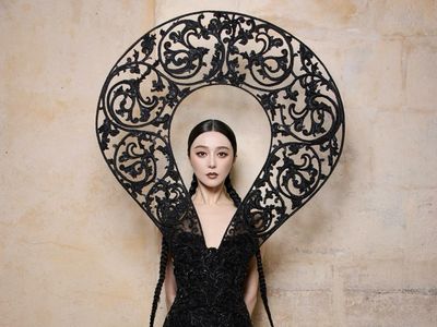 Fan Bing Bing Jadi Model Paris Fashion Week, Wajah Bak Porselen Bikin Terpana