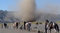 Fenonema 'Debu Setan' Menerjang Bromo, Wisatawan Malah Jadikan Tontonan