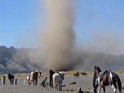 Fenonema Debu Setan Menerjang Bromo, Wisatawan Malah Jadikan Tontonan