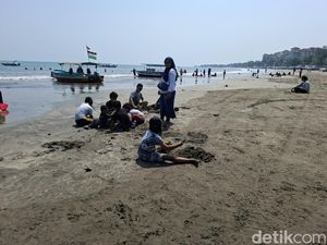 Gunung Anak Krakatau Sempat Erupsi, Anyer Masih Diminati Wisatawan