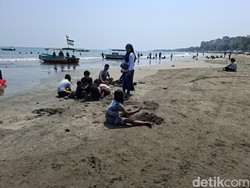 Gunung Anak Krakatau Sempat Erupsi, Anyer Masih Diminati Wisatawan