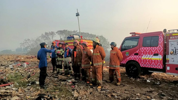 Hari ke-10 Pemadaman Kebakaran TPA Jatiwaringin, Asap Masih Mengepul